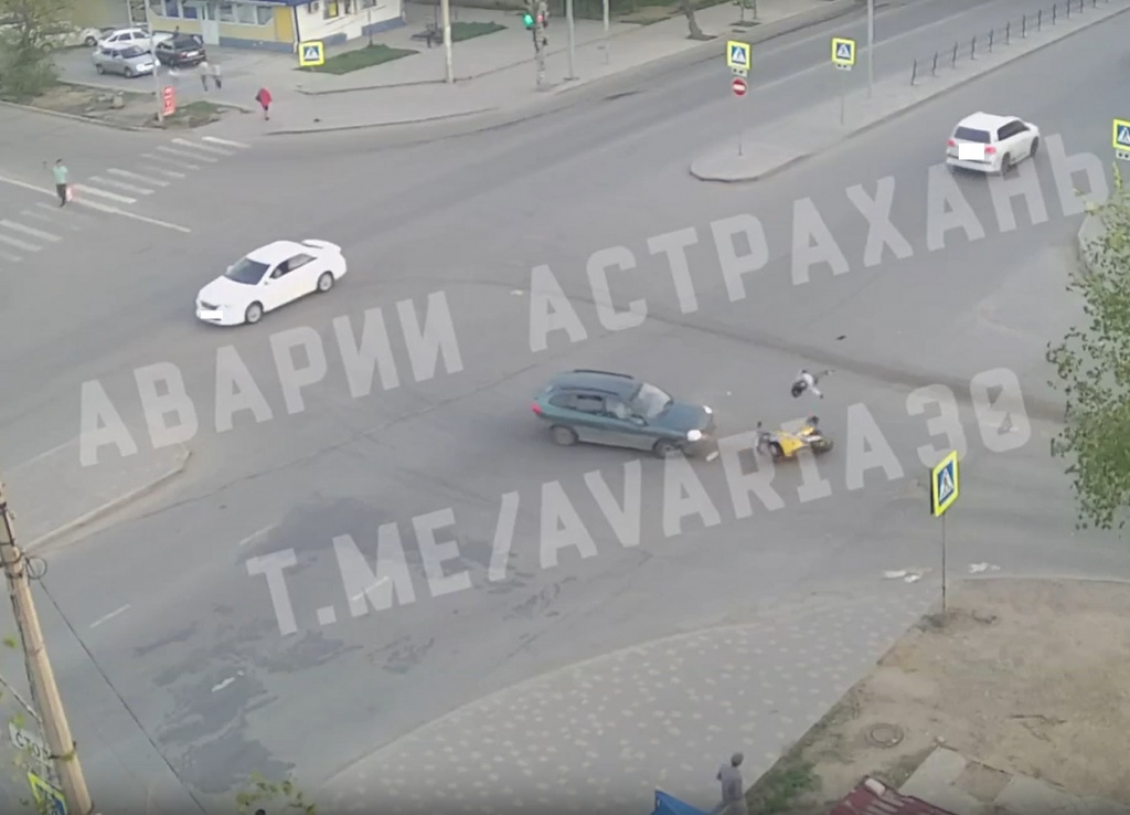  В Астрахани на перекрестке мотоциклист въехал в иномарку