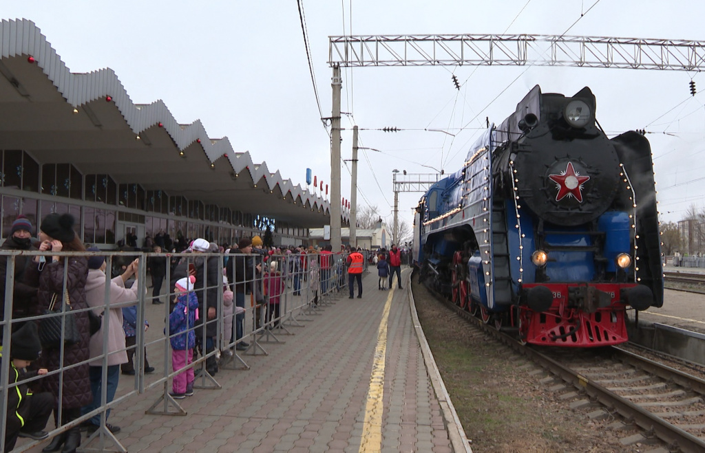 Как в Астрахани встретили сказочный поезд Деда Мороза