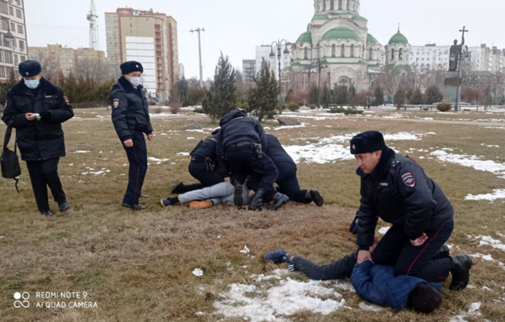 В Астрахани полицейские задержали двух мужчин, избивших и ограбивших пенсионера