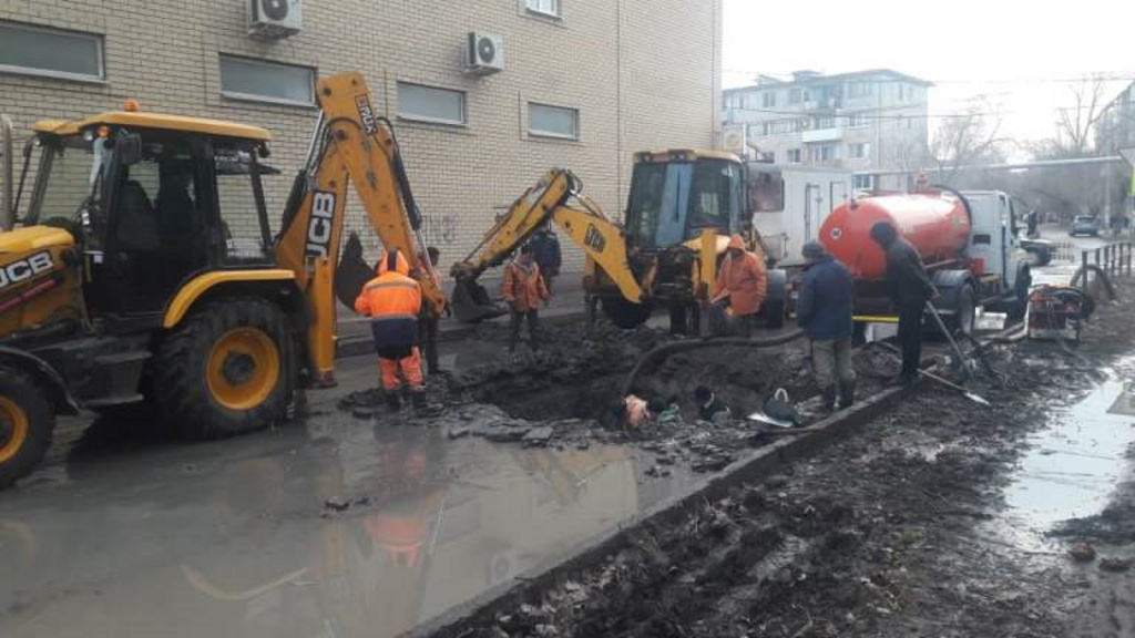 В Ленинском районе Астрахани произошла крупная авария на сети водопровода