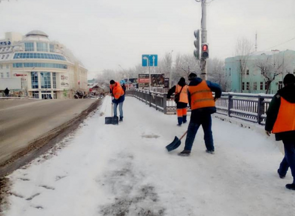 В Астрахани 435 коммунальщиков вышли устранять последствия снегопада