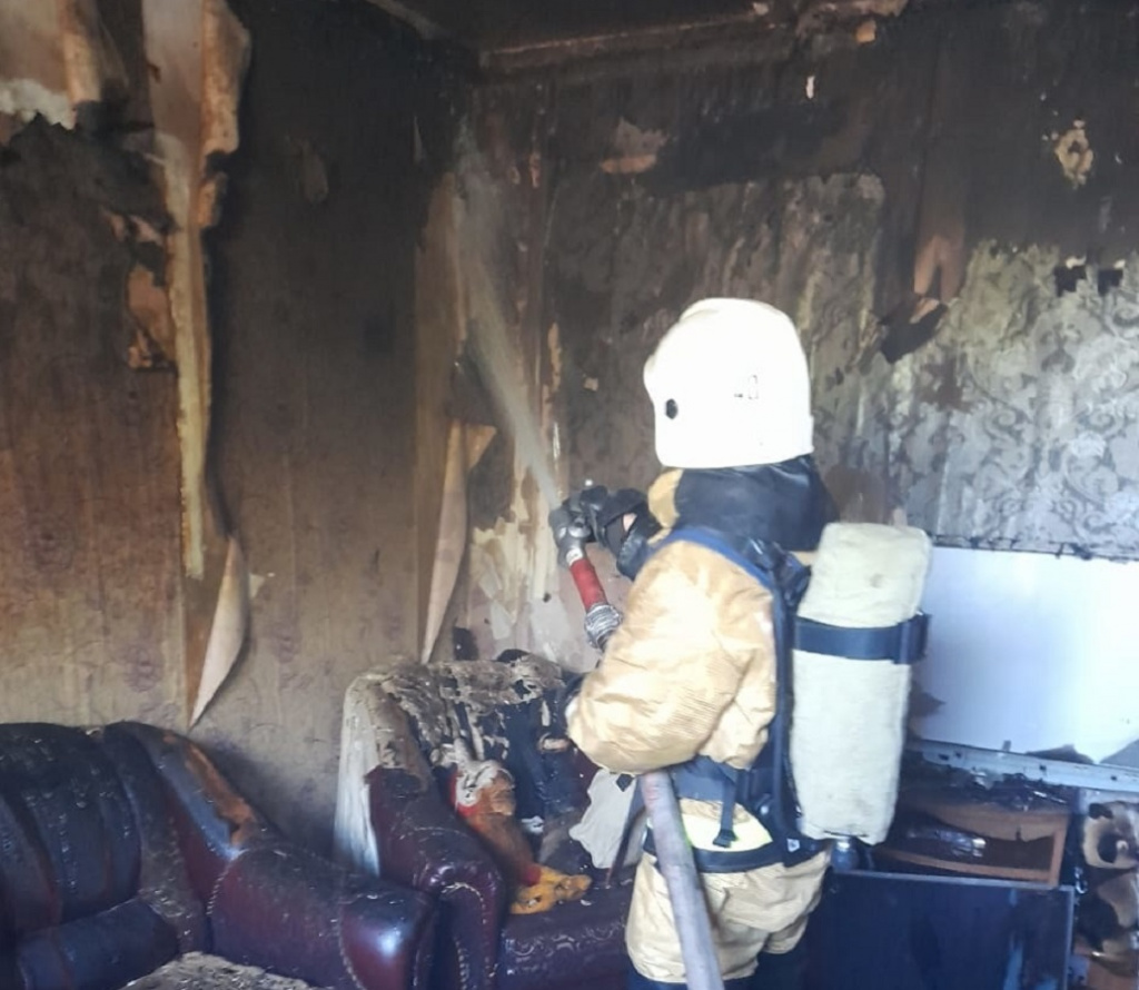 В Астрахани при пожаре в квартире пострадал 15-летний мальчик