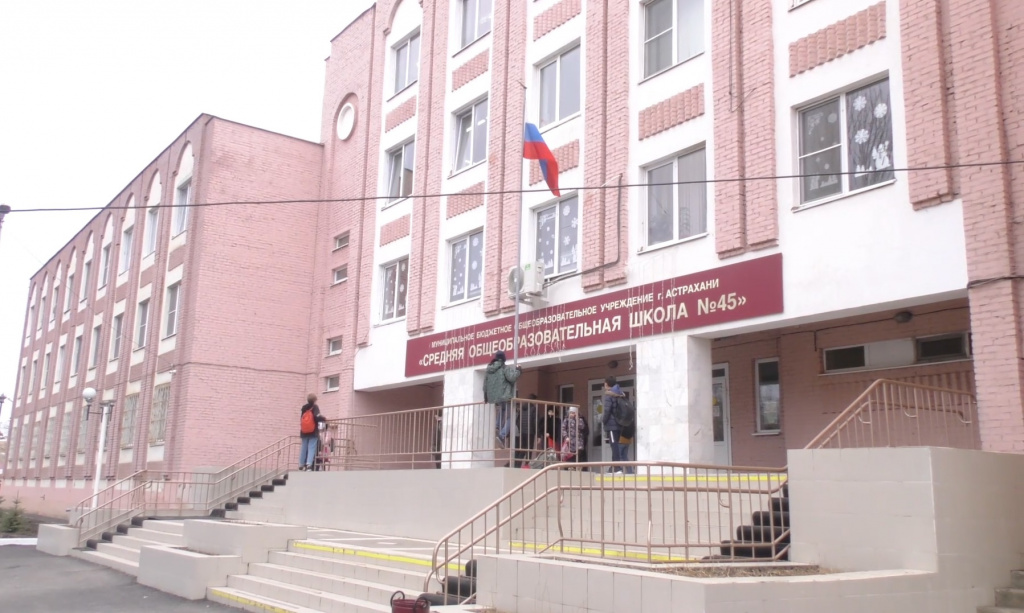 Администрация Астрахани за год направила свыше 30 млн рублей на ремонт школ 