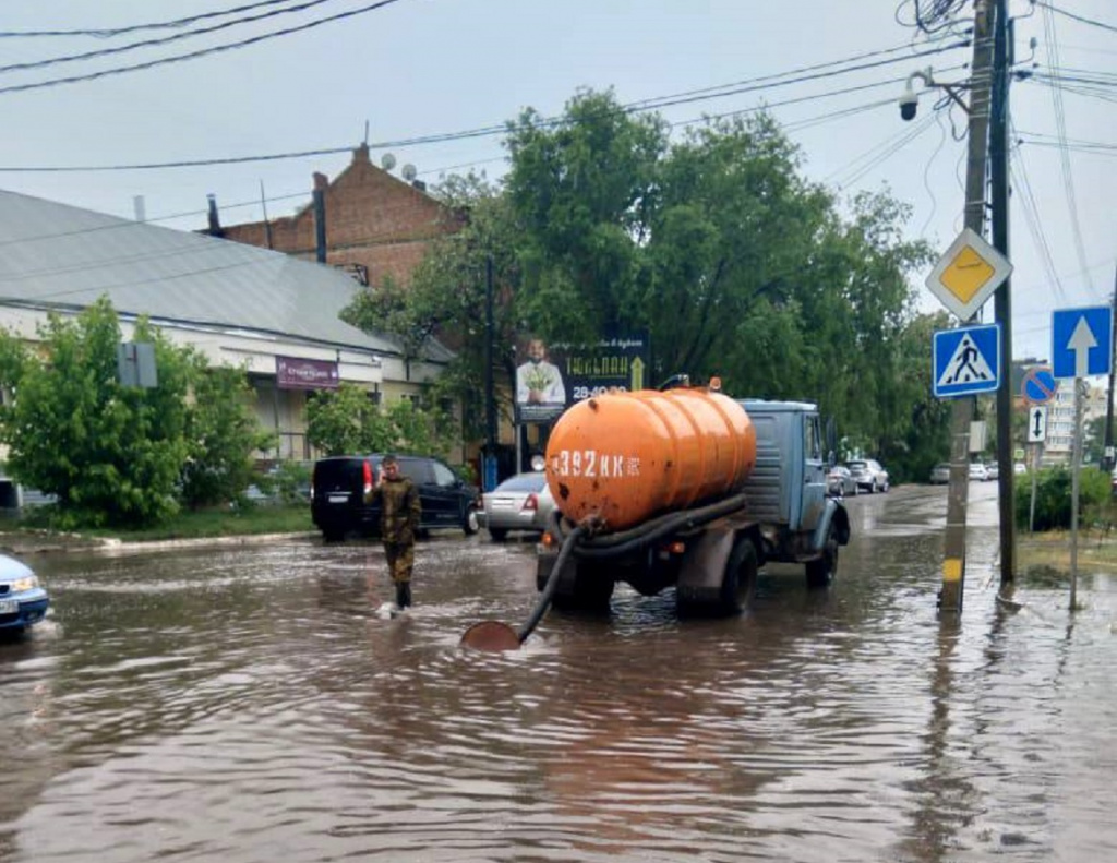 В Астрахани коммунальщики с утра откачивают воду после дождя