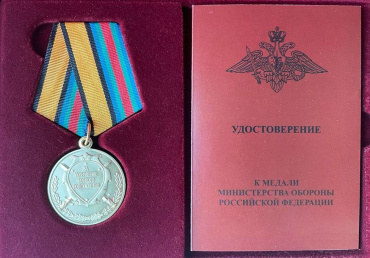 Министр обороны РФ наградил медалями астраханских медиков
