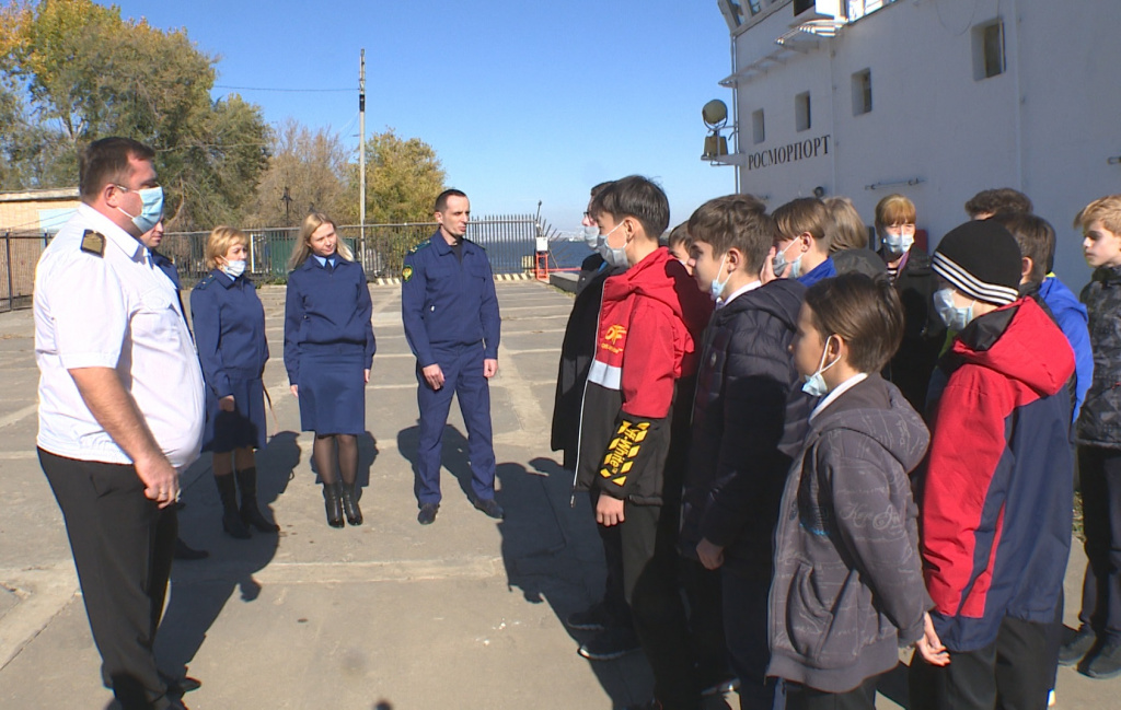 Юным астраханцам провели экскурсию на знаменитом ледоколе "Капитан Чечкин"