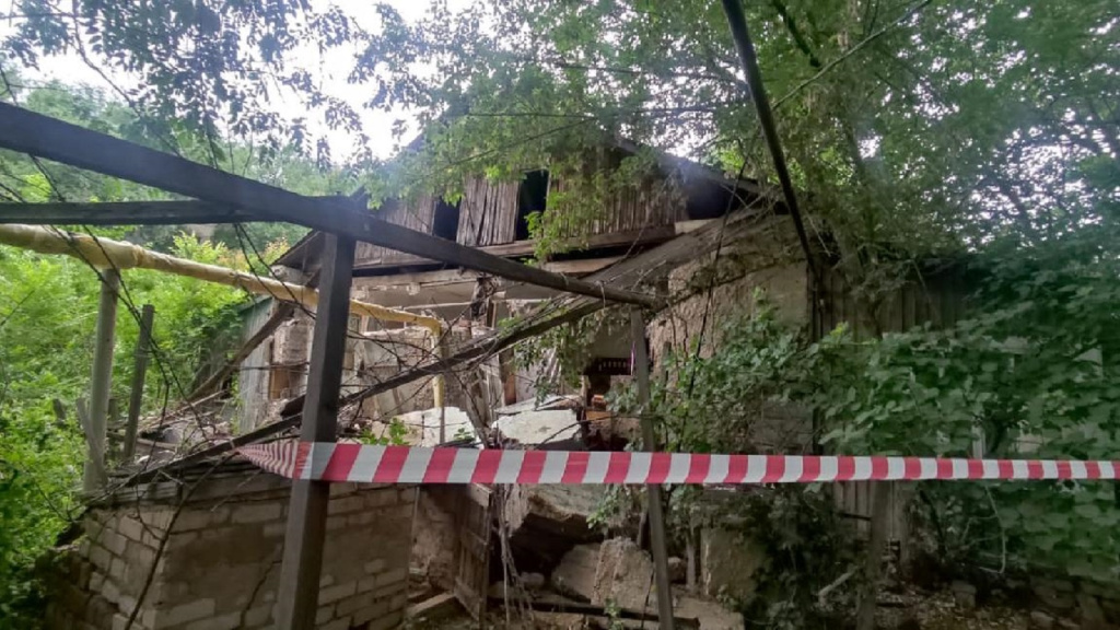 В Астрахани обрушилась стена многоквартирного дома