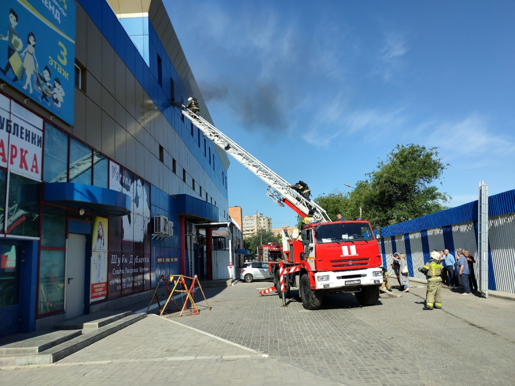 В Астрахани в торговом центре  «Айсберг» ликвидируют пожар