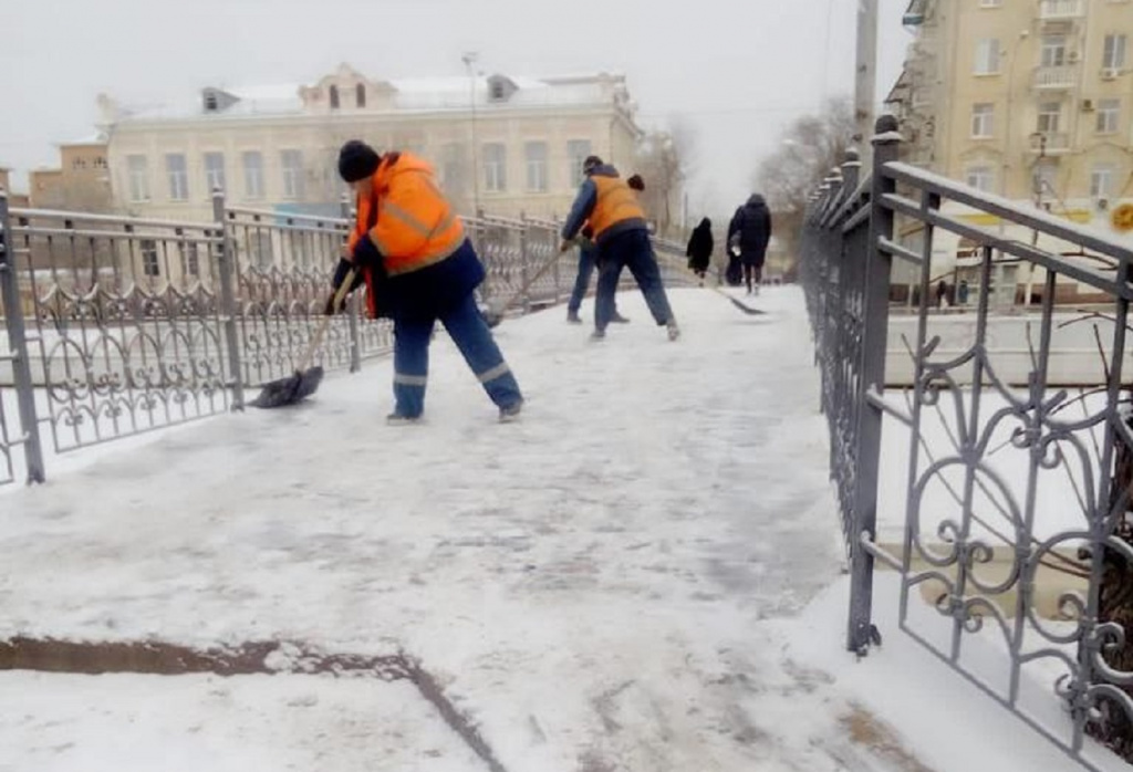 В Астрахани более 370 коммунальщиков вышли на уборку снега