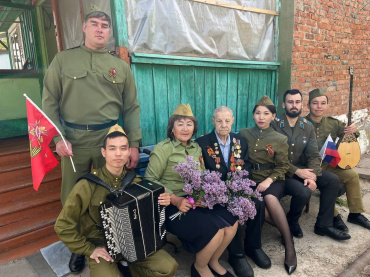 Астраханские артисты подарили персональный концерт ветерану Великой Отечественной войны