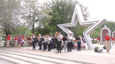 В Астрахани возложили цветы и венки к памятникам и мемориалам воинской славы
