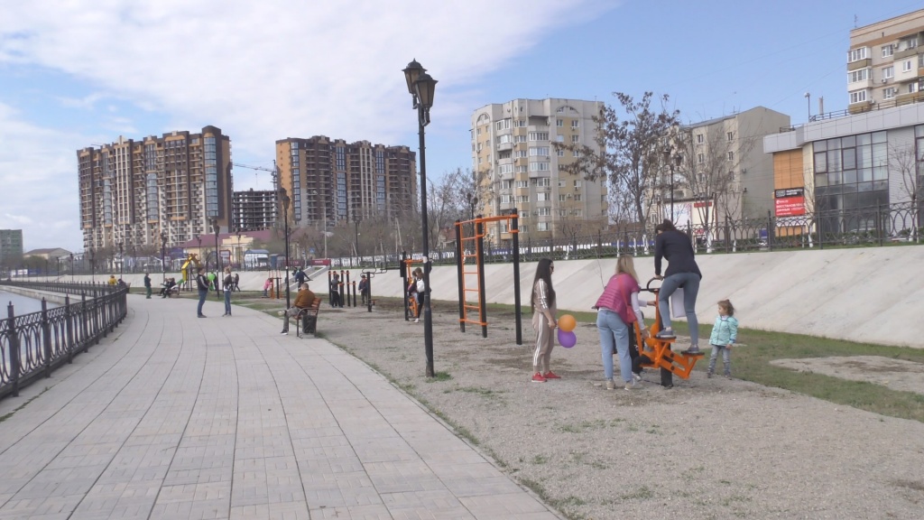 Аллея семьи астрахань остров центральный фото На набережной в Астрахани установили воркаут-площадку 15.04.2019 Астрахань - Без