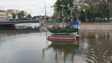 На городской канал в Астрахани вернулась копия исторического фрегата