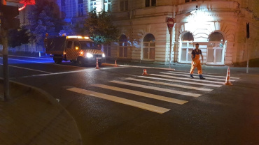 В Астрахани обновляют пешеходные переходы с нанесением стеклошариков