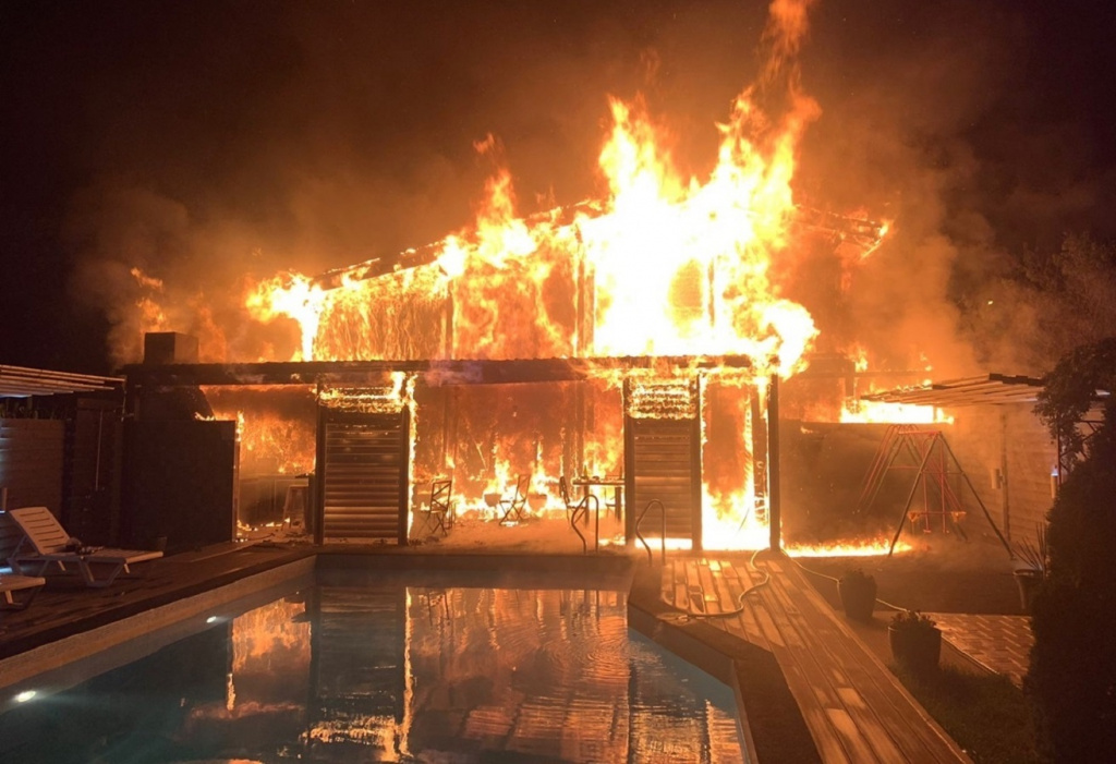 В Астрахани ночью сгорел жилой дом на площади 168 квадратных метров