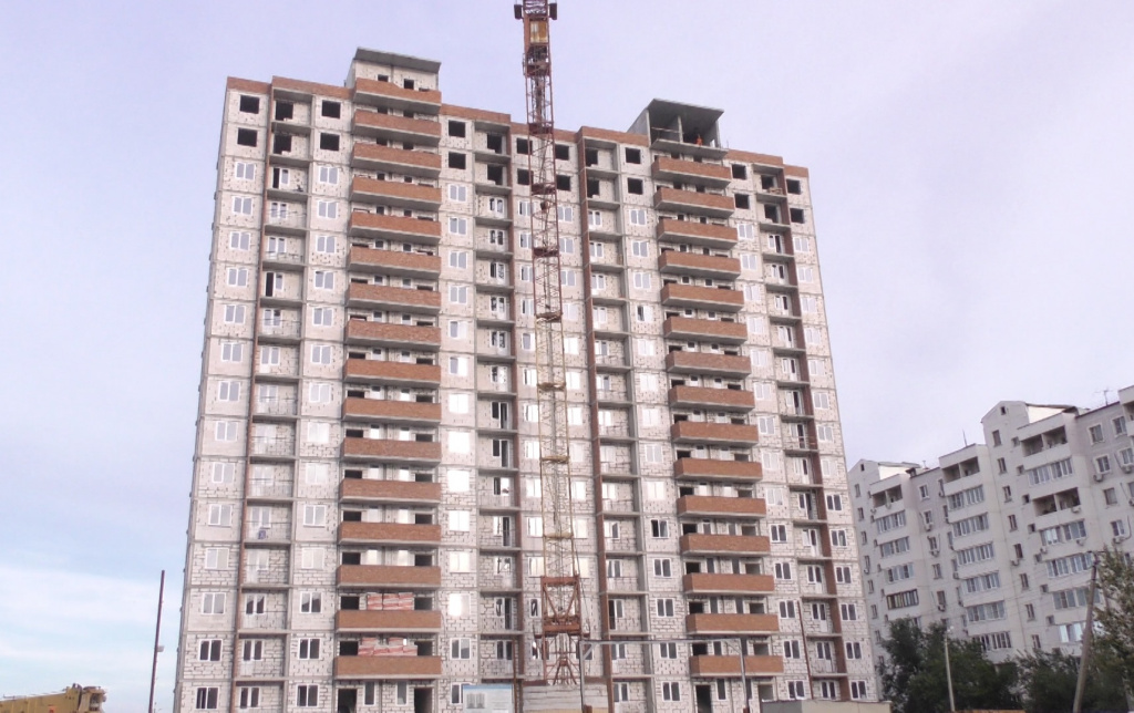 В Астрахани ускорят возведение 16-этажного дома для переселенцев из аварийного жилья 