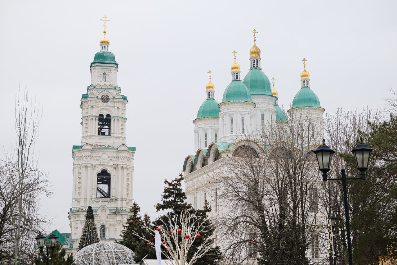 В Астрахани на кремлёвском катке проводят мастер-классы по фигурному  катанию и хоккею