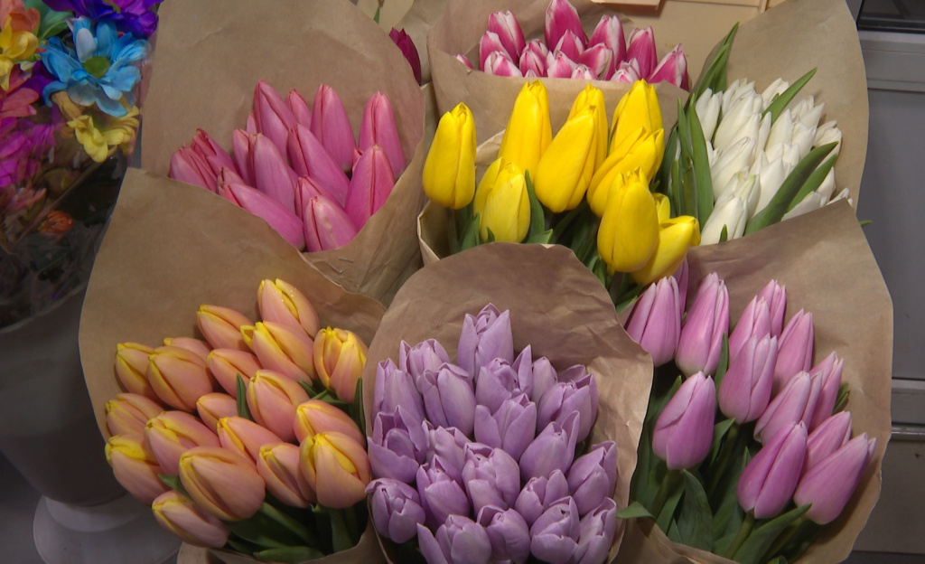 Во сколько обойдутся астраханцам весенние цветы на 8 марта 