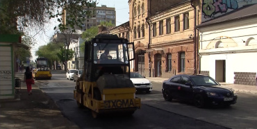 В Астрахани ремонтируют улицы даже в праздники и выходные