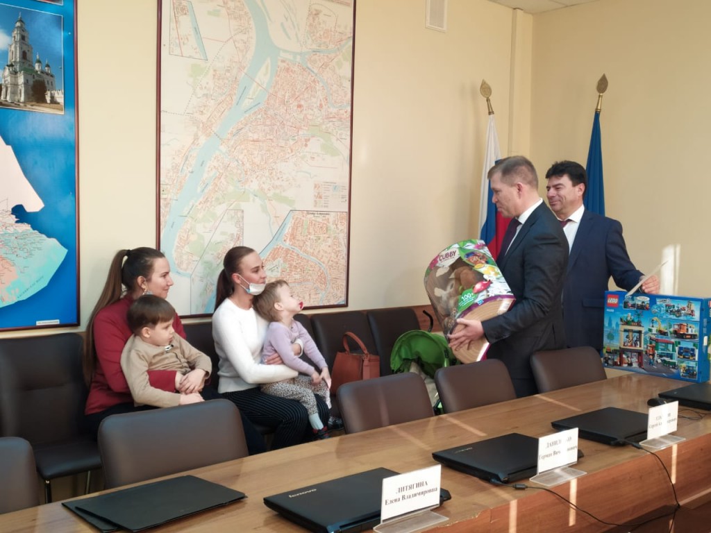 Член ЦИК России вручил подарки юным астраханцам в рамках акции «Ёлка желаний»