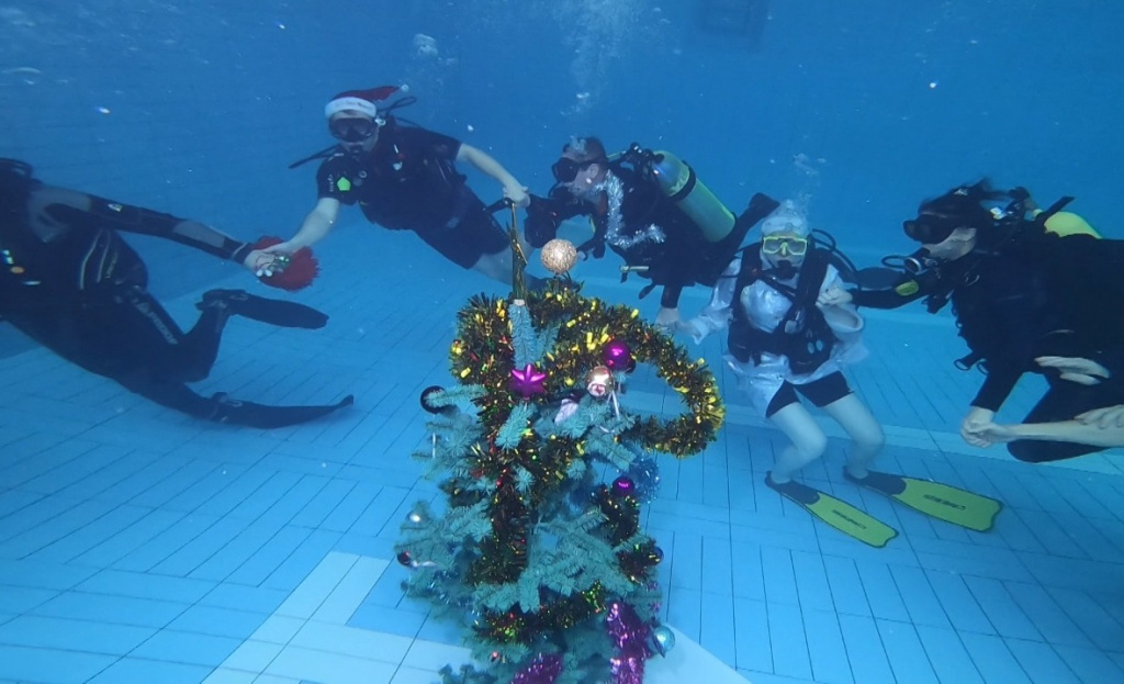 Астраханские дайверы устроили новогодние гуляния под водой