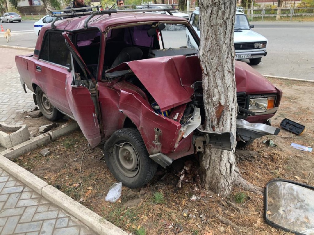 В Астрахани пострадал 52-летний водитель после наезда на дерево