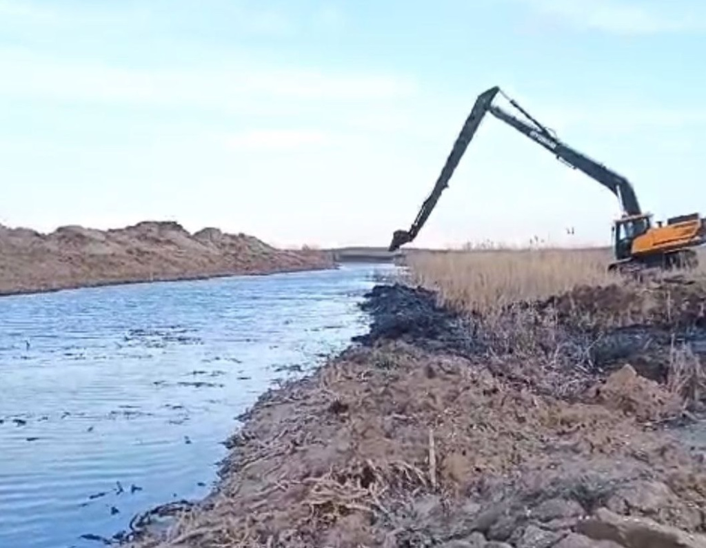 В Астраханской области продолжили расчищать водные объекты