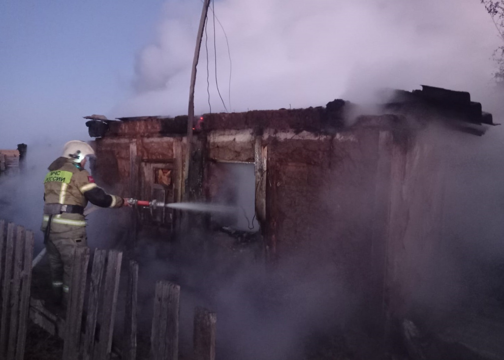 В Астраханской области при пожаре в хозпостройке погибли двое мужчин