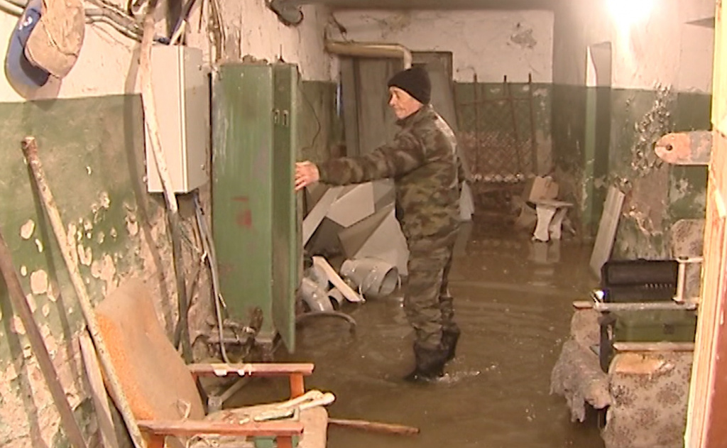 В Астрахани подвал многоквартирного дома затопило из-за скрытой течи трубы