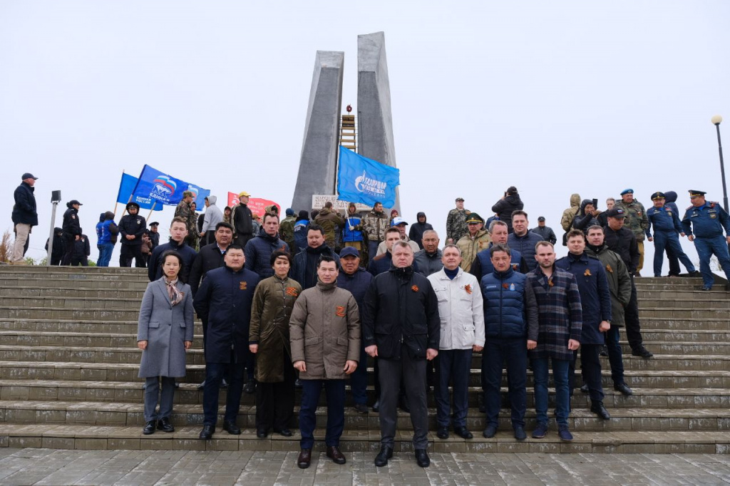 Игорь Бабушкин и Бату Хасиков почтили память воинов 28-й Армии
