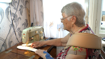 В Астрахани пенсионерка шьёт обувные стельки для участников СВО