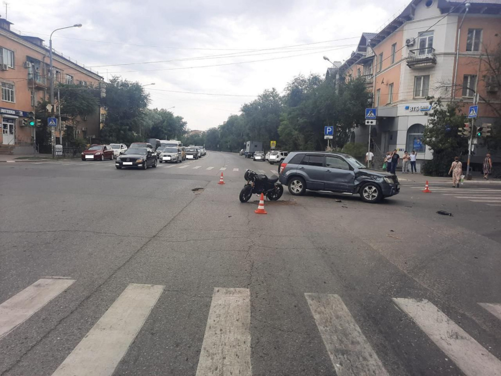 В Астрахани в ДТП на Богдана Хмельницкого пострадал мотоциклист