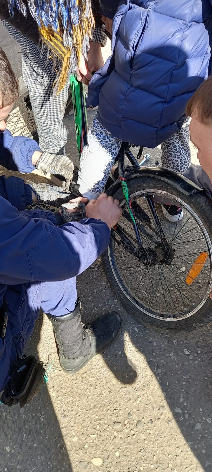 В Астрахани спасатели помогли девочке вытащить ногу из велосипеда