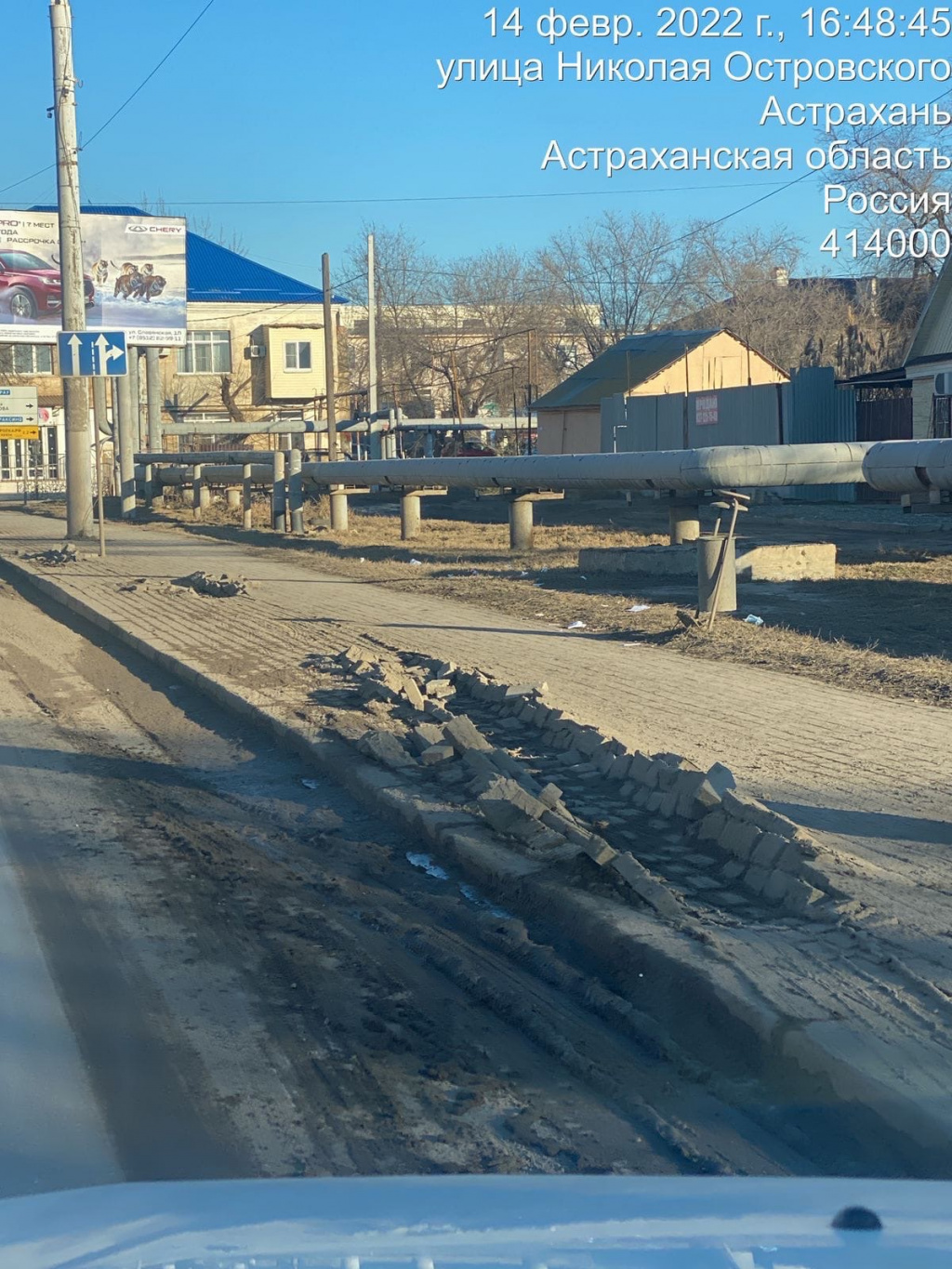 В Астрахани ищут водителя авто, разбившего тротуар на Николая Островского