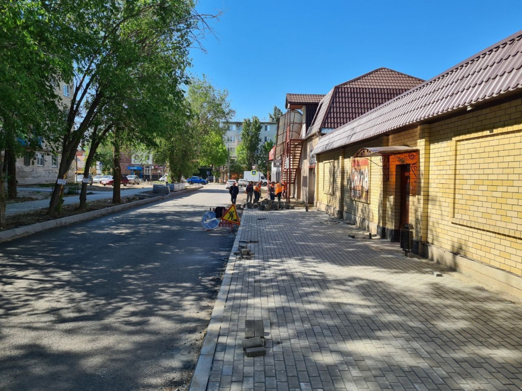 На улицах Астрахани ремонтируют тротуары