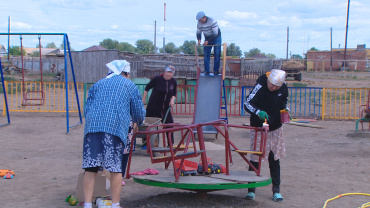 Инициативные жители астраханского села отремонтировали детскую площадку