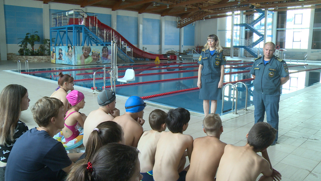Сотрудники МЧС рассказали юным астраханцам о правилах безопасности на воде