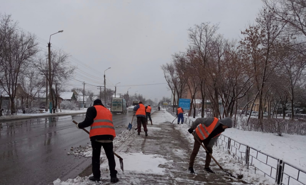 В Астрахани в расчистке улиц задействовано 360 человек и 37 единиц спецтехники