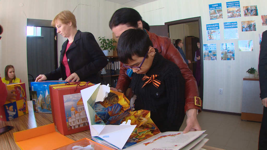 В Астраханской области слабовидящие дети получили специальные наборы книг