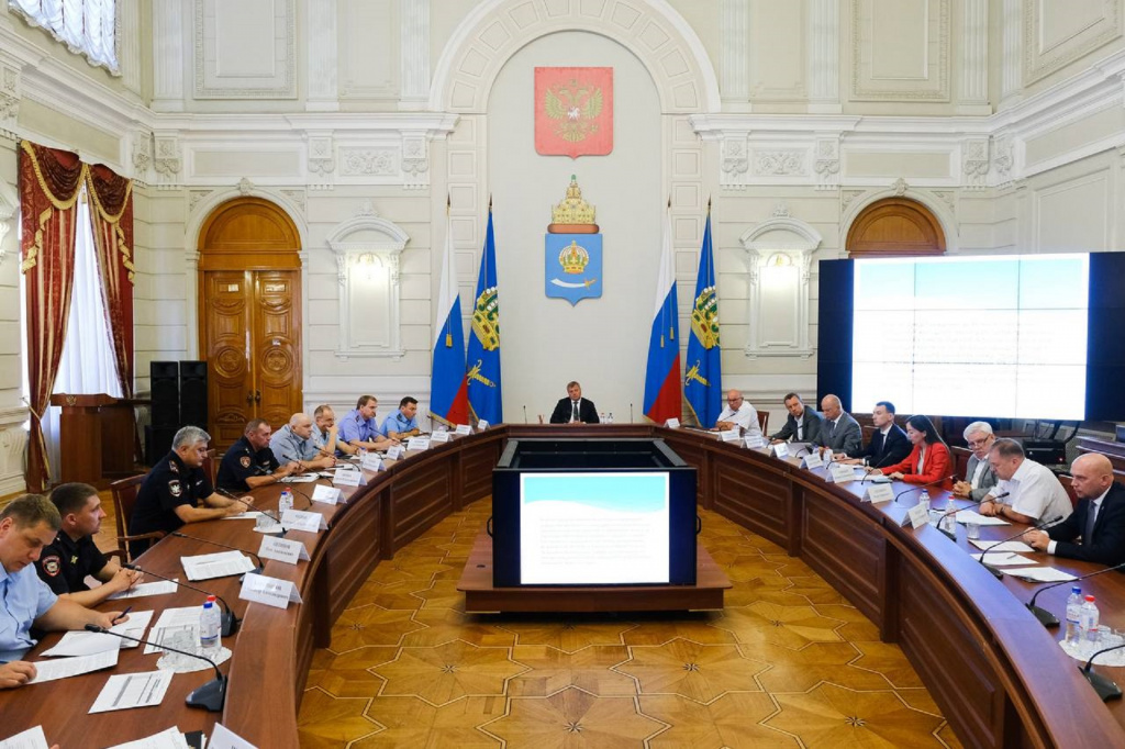 Губернатор Астраханской области поручил усилить контроль за сферой ЖКХ