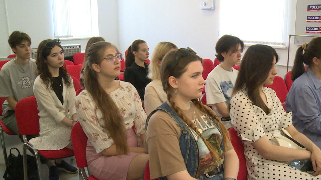 В ГТРК “Лотос” проходят практику студенты-журналисты из АГУ