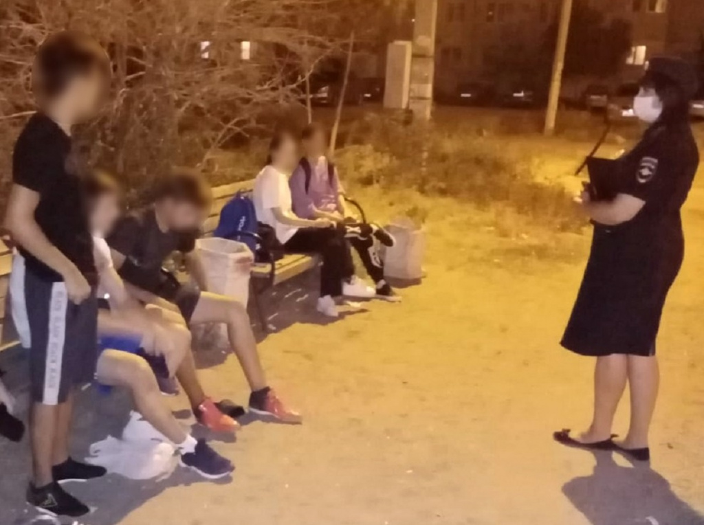 В Астрахани на 11 родителей составили протоколы за гуляющих по ночам детей