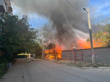 В Астрахани тушат крупный пожар в двух жилых домах