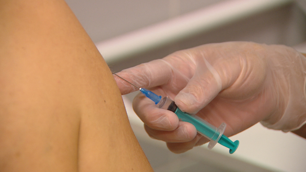 Астраханцам, не болевшим COVID-19, рекомендуют сделать прививку