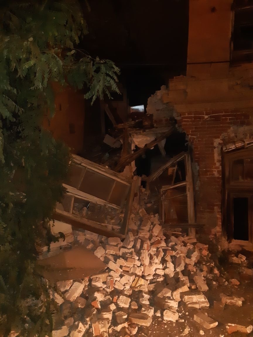 На улице Бакинской в Астрахани обрушилась стена аварийного здания
