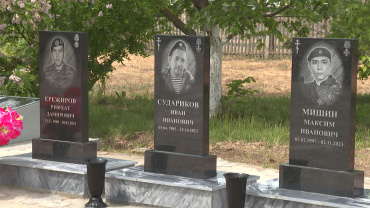 Под Астраханью на памятных стелах увековечили имена погибших бойцов СВО 
