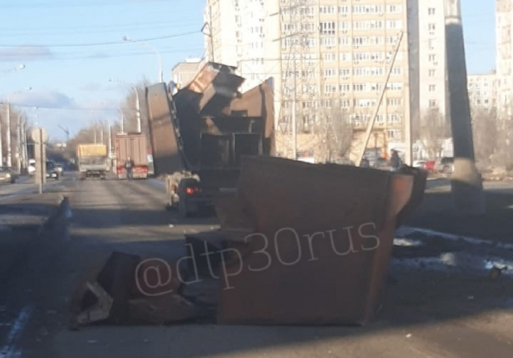 В Астрахани “КамАЗ” врезался в железнодорожный мост на Боевой
