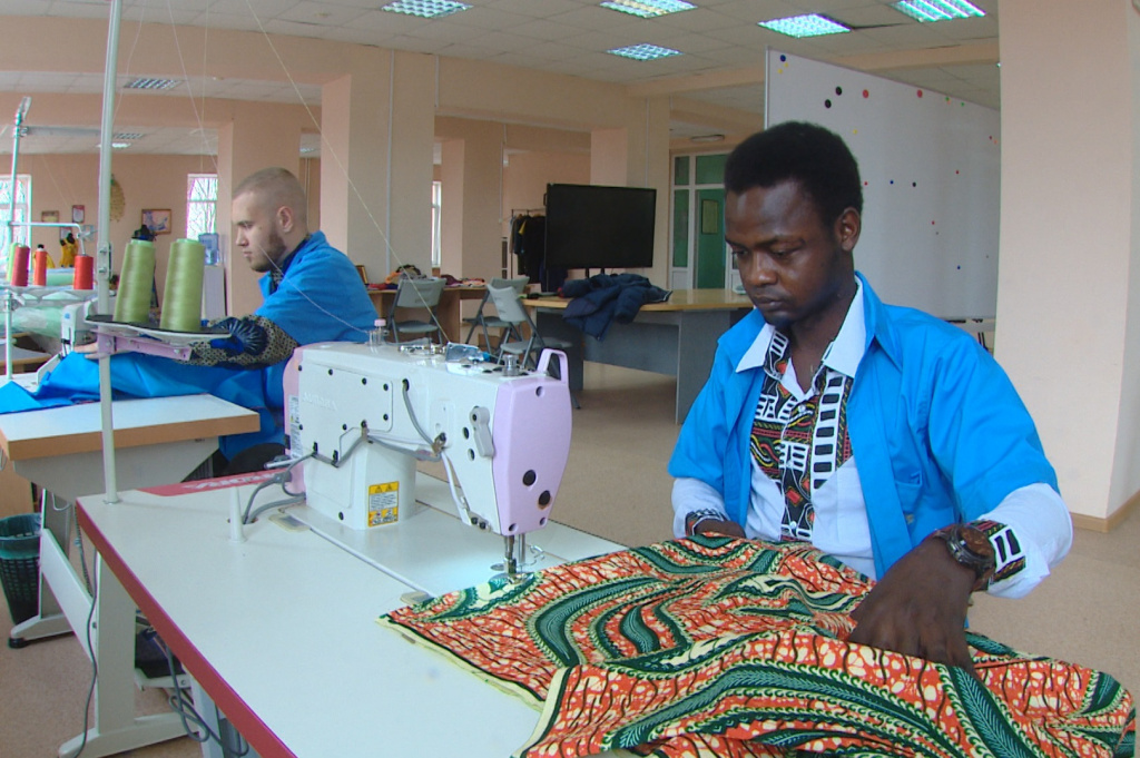 Иностранный студент АГУ моделирует и шьёт одежду из африканской ткани