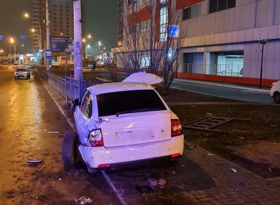 В Астрахани водитель въехал в ограждение, пытаясь скрыться от ДПС