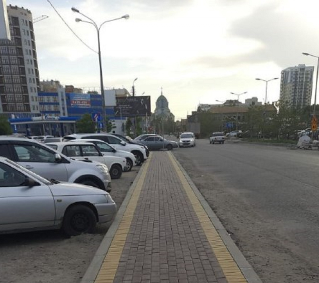 В Астрахани тротуары на улице Бакинской обустроены на 60%
